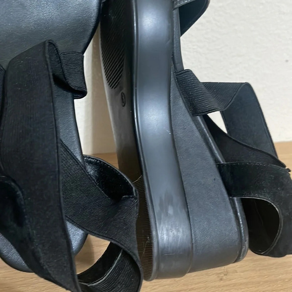 Tahari Black Wedge Platform Sandals Size 6 M - Picture 14 of 15